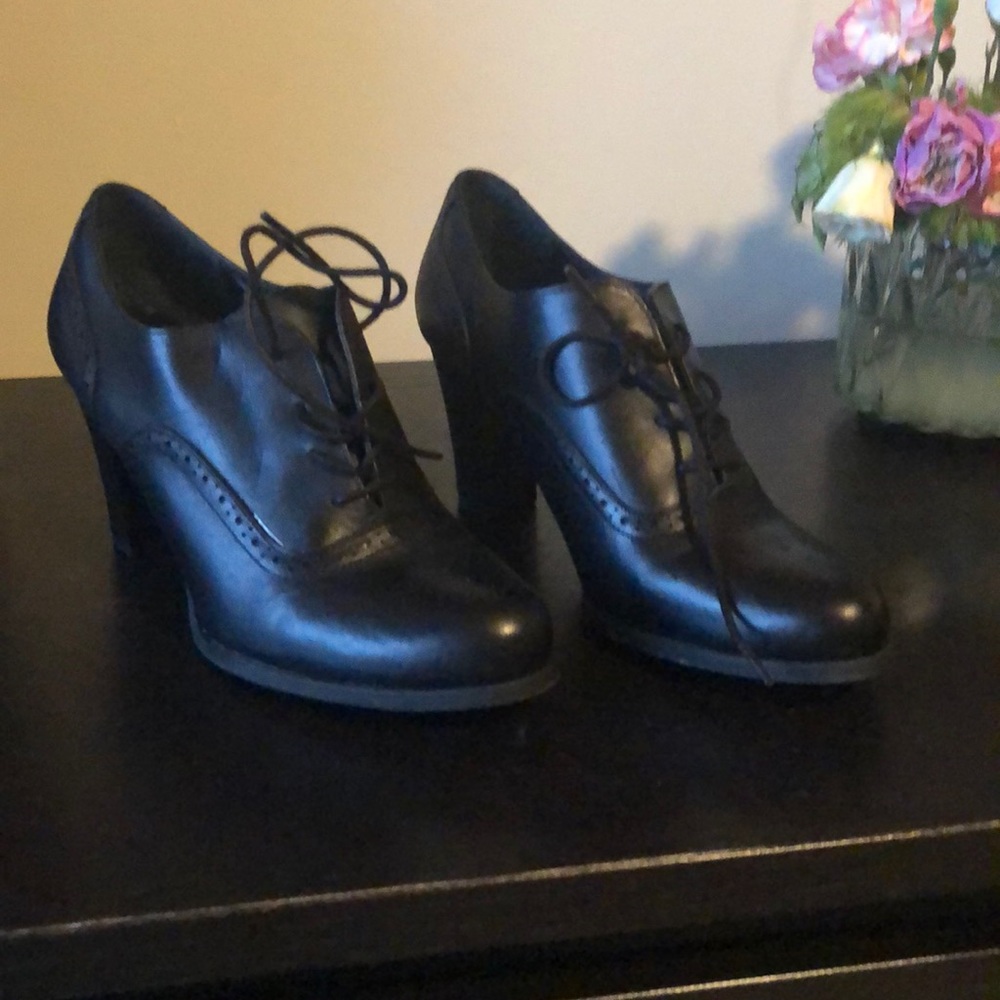 Black oxford pumps